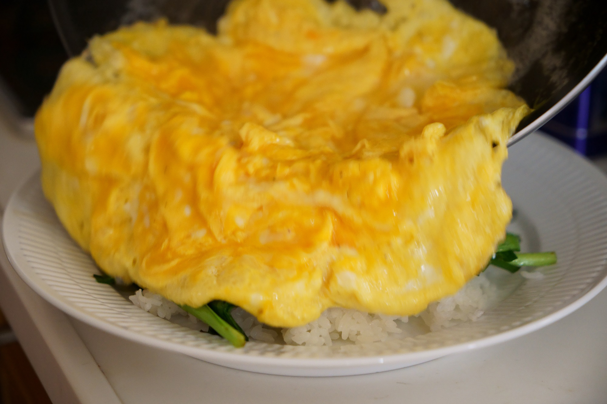 食のバリアフリープロジェクト:FREEなレシピ14 元「ア・ポワン」岡田吉之×ワンハンドクッキング 味と手順を考え抜いたニラ玉丼。