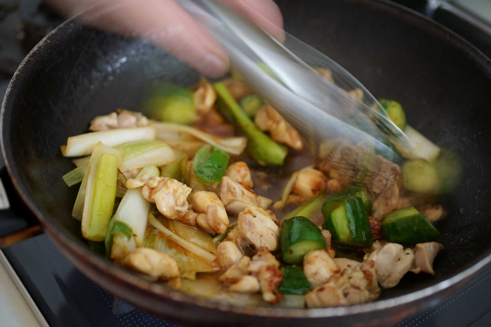 食のバリアフリープロジェクト:FREEなレシピ17 フライパンで作る焼き鳥丼。 元「ア・ポワン」岡田吉之さんのワンハンドクッキング
