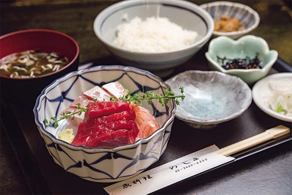 人気メニューのひとつ、刺身定食(¥1,080)。魚は日によって変わるが、この日は本マグロ、甘エビ、ブリ。ご飯と味噌汁はお代わり自由。なお、丼にはひじきや卯の花など日替わりの副菜3品もついてくる。