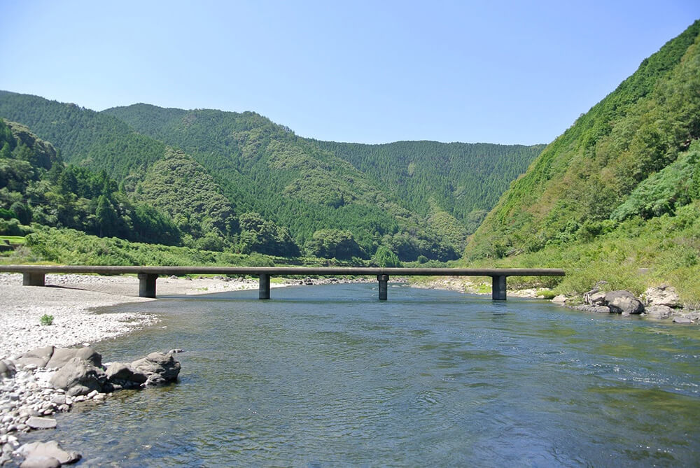 四万十川と流域の山々