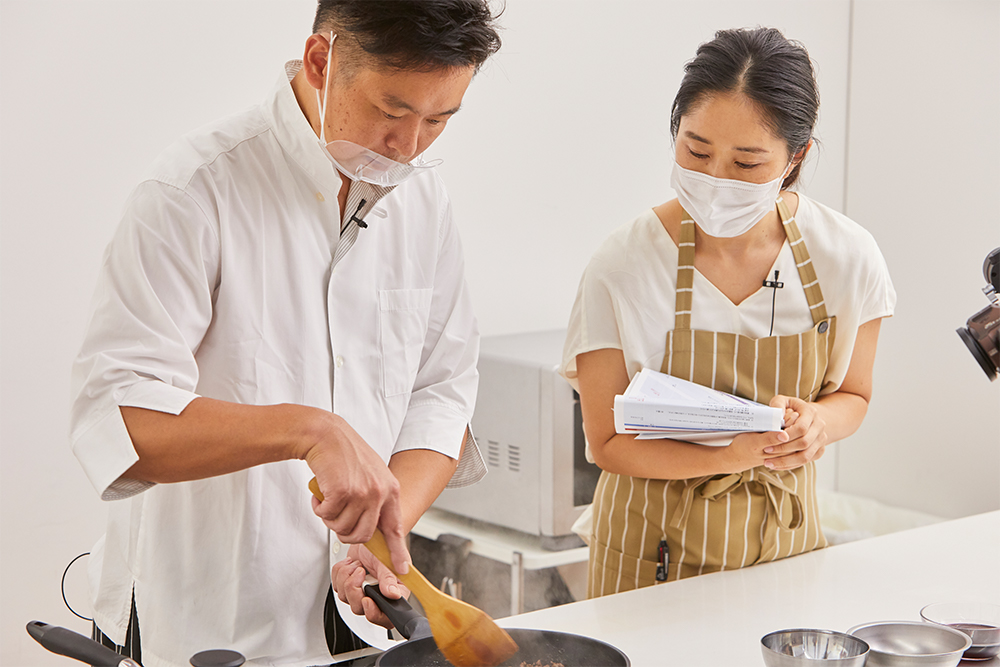 焼き色が付き、出てくるのが脂だけになったら引き上げる目安。鍋底をしっかり見ながら「もういいかな?」と感じる状態のもう一歩先まで炒める。「イタリア料理に焦りは禁物」
