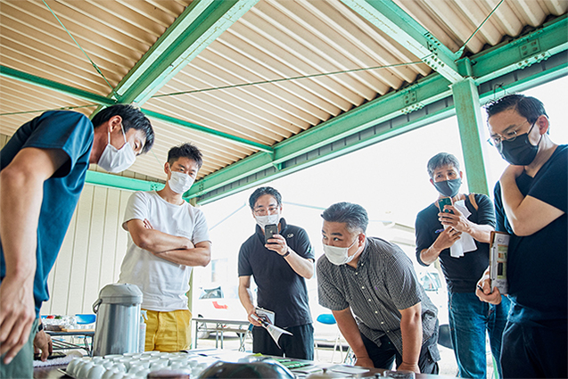 外苑前「慈華」田村亮介シェフ(右から3番目)は店で約30種の中国茶を扱う。