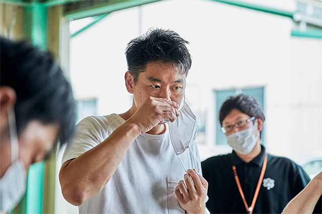 北参道「コンヴィヴィオ」の辻大輔シェフ。「店では食後に嬉野茶を出しているんですが、いつもは70℃で淹れている。でも旨味が濃いお茶の場合は、50〜60℃で最も旨味が出るんですね! 試してみます」