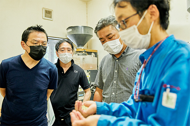 蕎麦の石臼製粉機や精米機をはじめ、米の保管に最適な13℃をキープする低温貯蔵庫も完備されている。