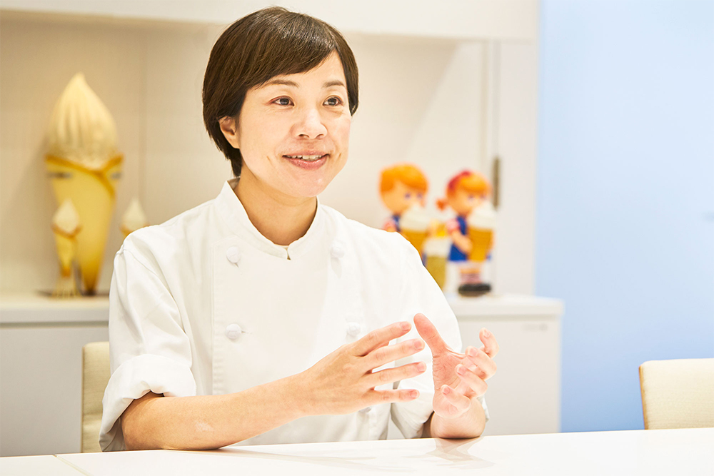 石井英美(いしい・えみ)・・・社会人経験の後、お菓子好きが高じて製菓を学ぶ。フランスの名店や吉祥寺「アテスウェイ」、渋谷「ヴィロン」、「ラデュレ・ジャパン」にて経験を積む。ラデュレでは、退職までの2年間マカロン製造部長を務める。2014年、現店をオープン。端正に仕立てたオーソドックスなフランス菓子を求め、連日多くの客が訪れる。以前からソフトクリームフリーザーの導入を検討していた。