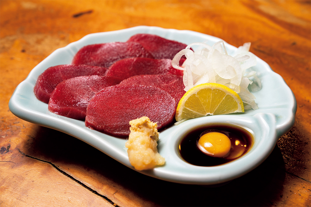 名物「鹿の刺身」(¥1,650/税込)は、ショウガをたっぷり添えて。新鮮なジビエ肉を肴に、酒が進む。刺身も新鮮なものばかり。秩父地方の特産のしゃくし菜を使った「しゃくなげ漬け」も人気。