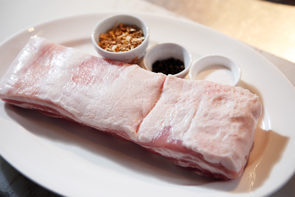 豚バラ肉・・・1kg 塩・・・16g 黒コショウ・・・大さじ1 桜のチップ・・・カップ2