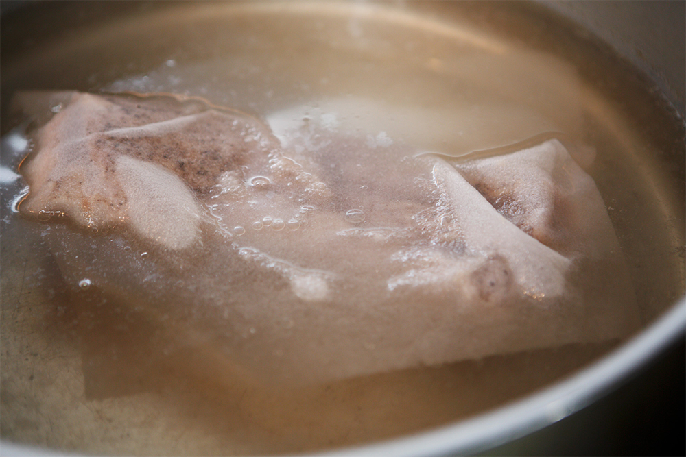 沸いたら火を止め、冷めるまで待つ。1時間の間にこれを3回繰り返し、バラ肉にじんわりと火を入れる。