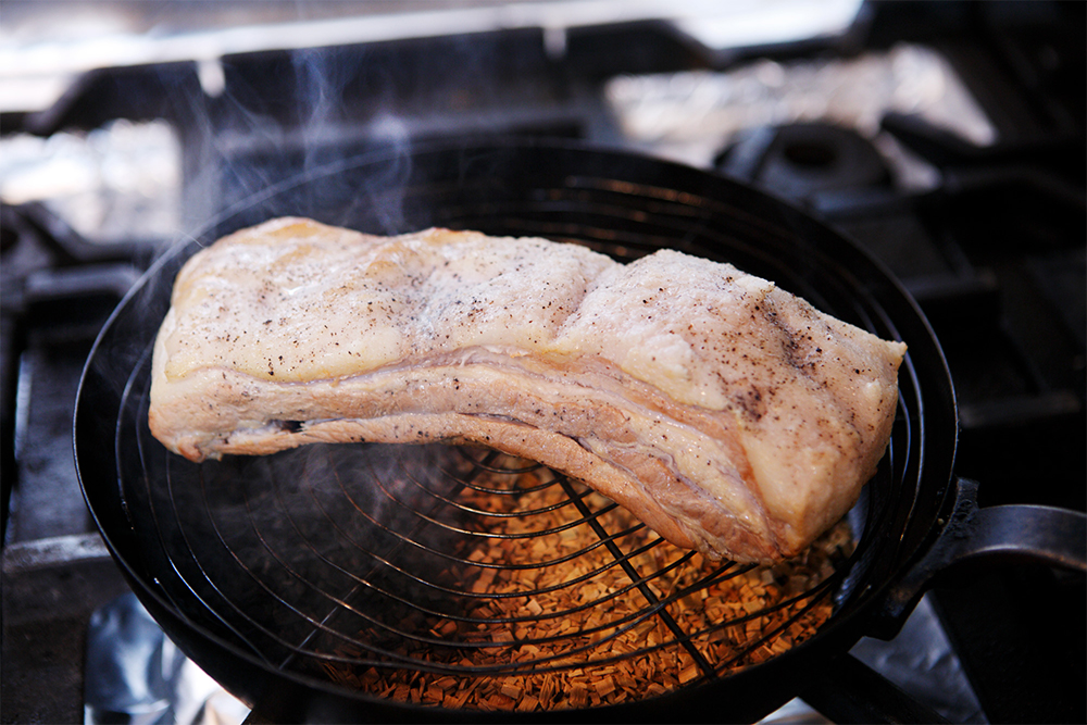 肉を裏返す。下の面はまだ白っぽい。蓋をしてもう片面を5分燻す。