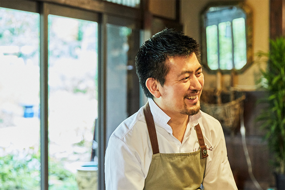 「栗のいえ」代表の竹内孝弘さん。1974年、茨城県岩間町(現笠間市)生まれ。東京のパティスリー「オーボンヴュータン」を経て渡仏し、フランス各地のパティスリーや三ツ星レストランでスーシェフとして研鑚を積み、2010年帰国。東京・赤坂のレストラン「ピエール・ガニェール」でシェフ・パティシエを務めたのち、マカオのホテル「The 13」のエグゼクティブ・ペストリーシェフに就任。19年帰国し、独立。
