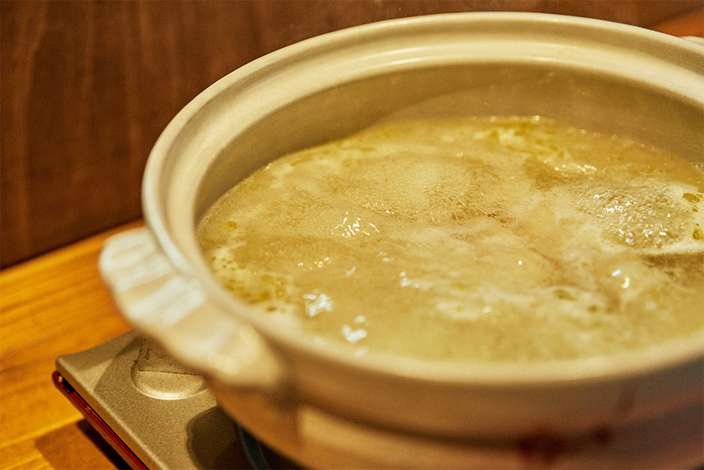 高安さんの店では丸鶏を6時間かけて煮てだしを抽出する。