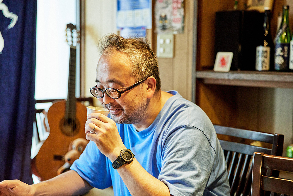 「奥久慈しゃもはお米とも相性がよさそう」としゃものだしを飲む和知さん。