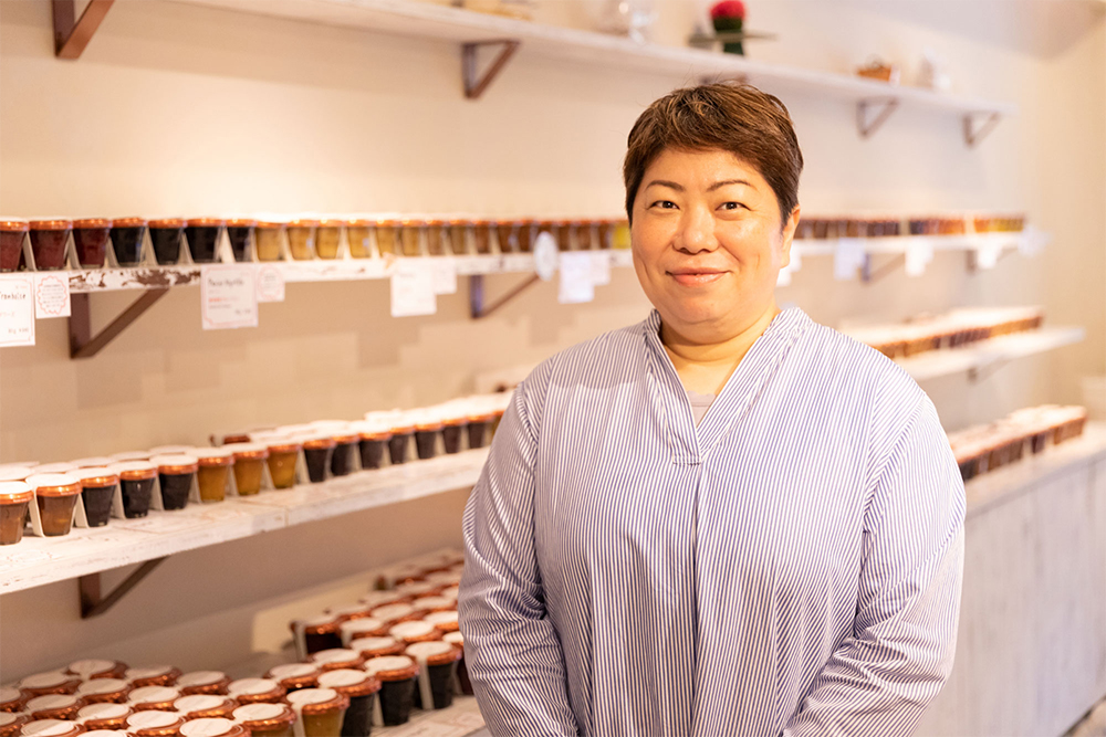 いがらしろみ・・・東京、フランスでフランス菓子を学び、ジャム専門店「Romi-Unie Confiture」(鎌倉)、 焼菓子とジャムの店「Maison romi-unie」(東京・学芸大学)、ショコラティエ「Chocolaté romi-unie」(鎌倉)を営む。お菓子教室、イベント企画、メニュー監修、商品プロデュースなど幅広く活動している。