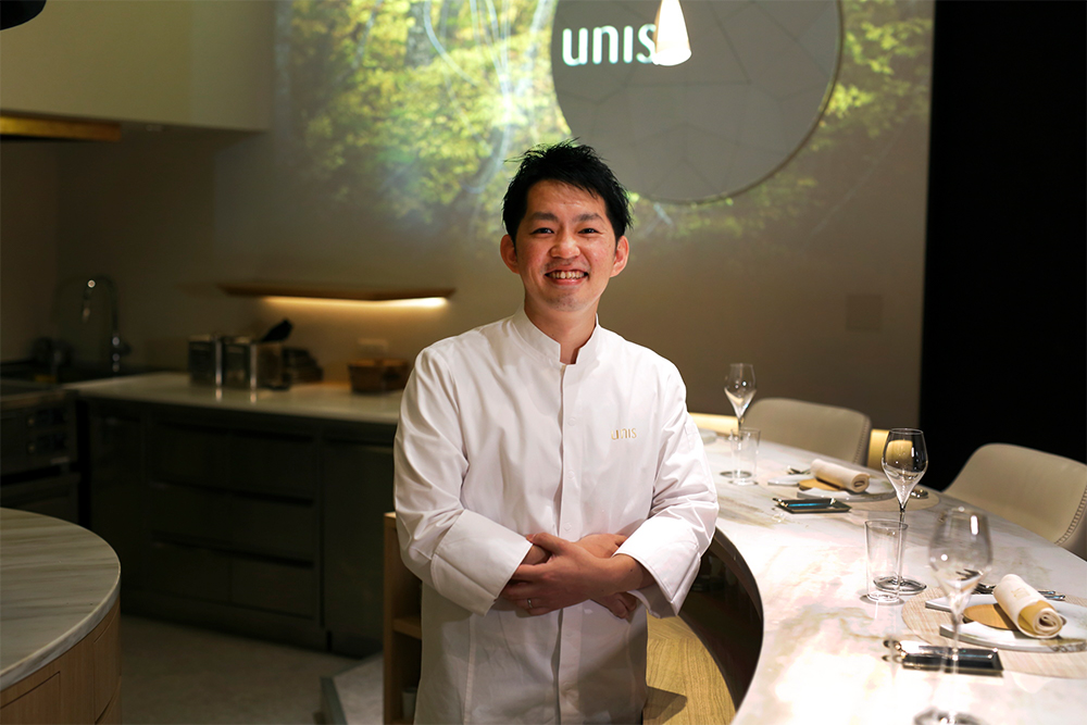 シェフ・パティシエの江藤英樹さん。フランスで修業後、銀座「ベージュ アラン・デュカス 東京」で研鑽を積み、銀座「ドミニク・ブシェ トーキョー」、神谷町「SUGALABO」、銀座「ティエリー・マルクス」(現在は閉店)でシェフ・パティシエを務める。2020年、東京・虎ノ門「unis」のシェフ・パティシエ、「Social Kitchen TORANOMON」のディレクター・パティシエに就任。