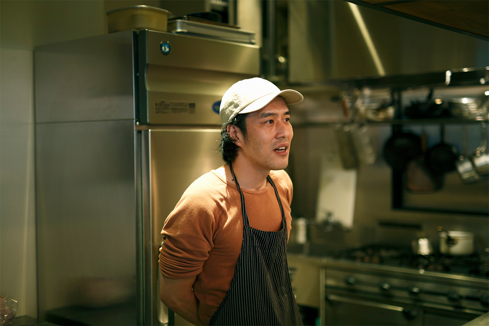 シェフの阿部修久さん。神奈川県内のイタリア料理店を経て渡伊し、エミリア=ロマーニャ州の「トラットリア アル ガンベロ ロッソ」、「トラットリア アメリーゴ」、「トラットリア ジュリアーナ」にて修業。2018年帰国し、2019年「ジロトンド」シェフに就任。