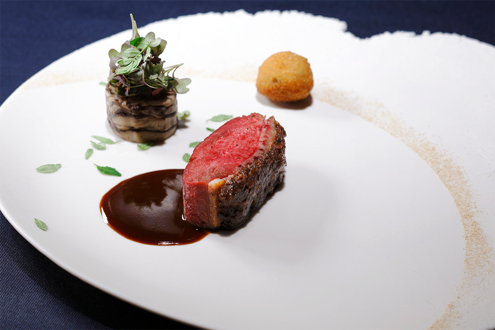 MENU 七谷鴨 赤味噌と椎茸のデュクセル 栗の鬼皮と朴葉の燻製/岸根と鴨腿肉のパテ/飯沼栗とフォアグラ、トリュフ風味のクロメスキ