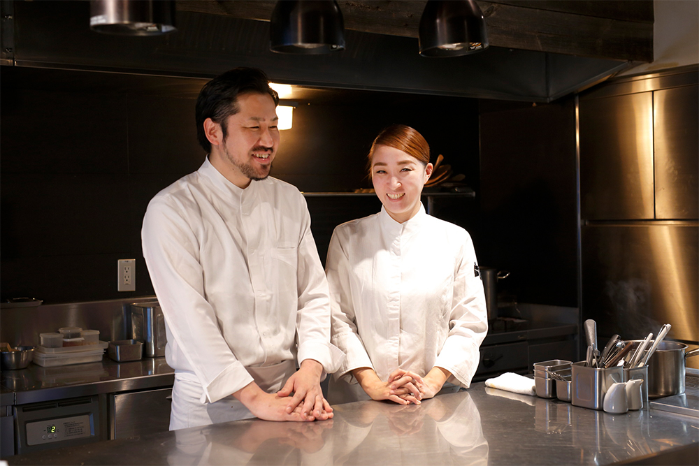 シェフの今橋英明さん(左)はフランスで修業後、原宿「Restaurant-I」で副料理長を務めると同時に農業にも従事。2013年より同店のシェフに就任し、2016年「レストラン ローブ」開店。パティシエの平瀬祥子さん(右)は、フランスで修業後、六本木「Édition Koji Shimomura 」、原宿「Restaurant-I」でシェフ・パティシエを務め、2016年、今橋さんと共に独立。