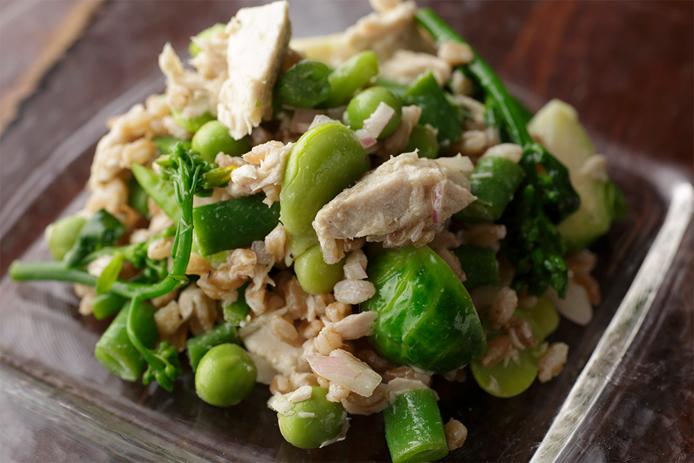 料理の展開例:スペルト小麦とツナのサラダ・・・旬の野菜たっぷりのツナサラダ。ツナは噛むほどにジューシーな味わいが。しっかりと食べ応えのあるサラダ。 ◆サラダ、ソース、パスタ、料理の隠し味やトッピングに。