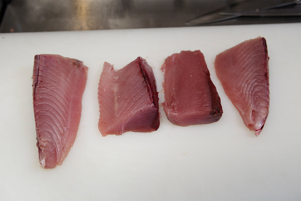 保存する瓶の高さに合わせ、食べやすい大きさに切る(写真は1切れ160g程度)。冷凍の場合は室温に戻す。