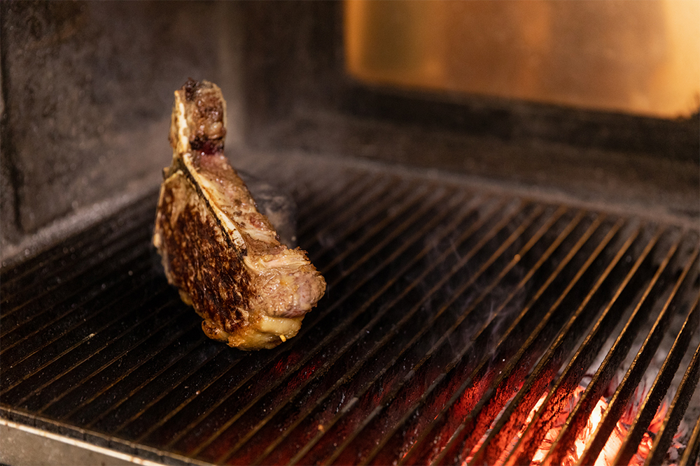 15分ほど焼き色を重ねていくと、8割方火が入った状態に。表面に塩をふり、側面を焼いて仕上げる。