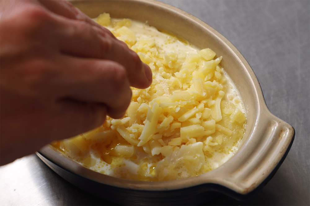 電子レンジで1分温め、ラクレットチーズをかける。180℃のオーブンで約10分、チーズに焼き色が付くまで焼く。 【完成】