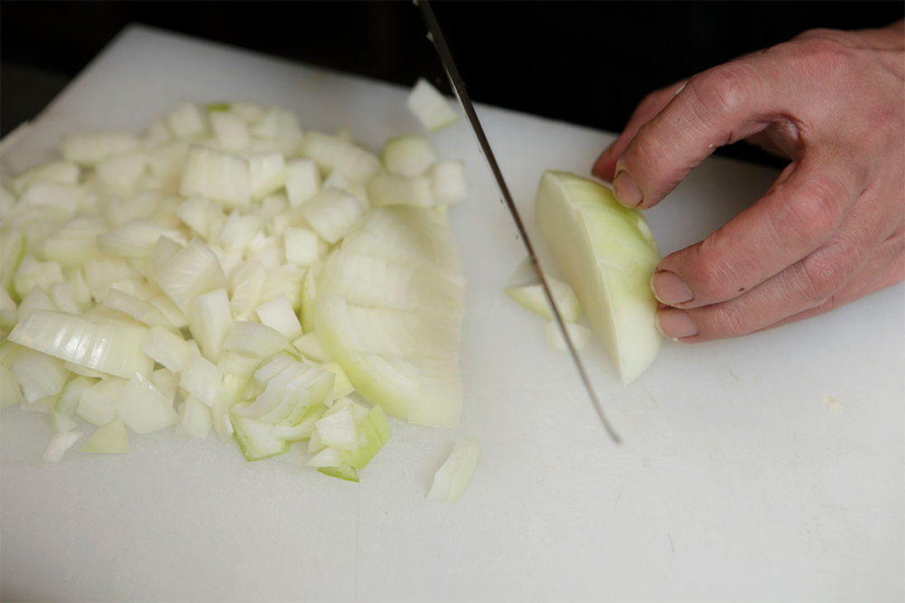 ●野菜は炒める順に、粗くカット! 野菜は予め全部切ってしまわず、順々に、次に使う野菜を切りながら炒めてゆくと効率的。アクもでない。粗く切るほど味わい深い。