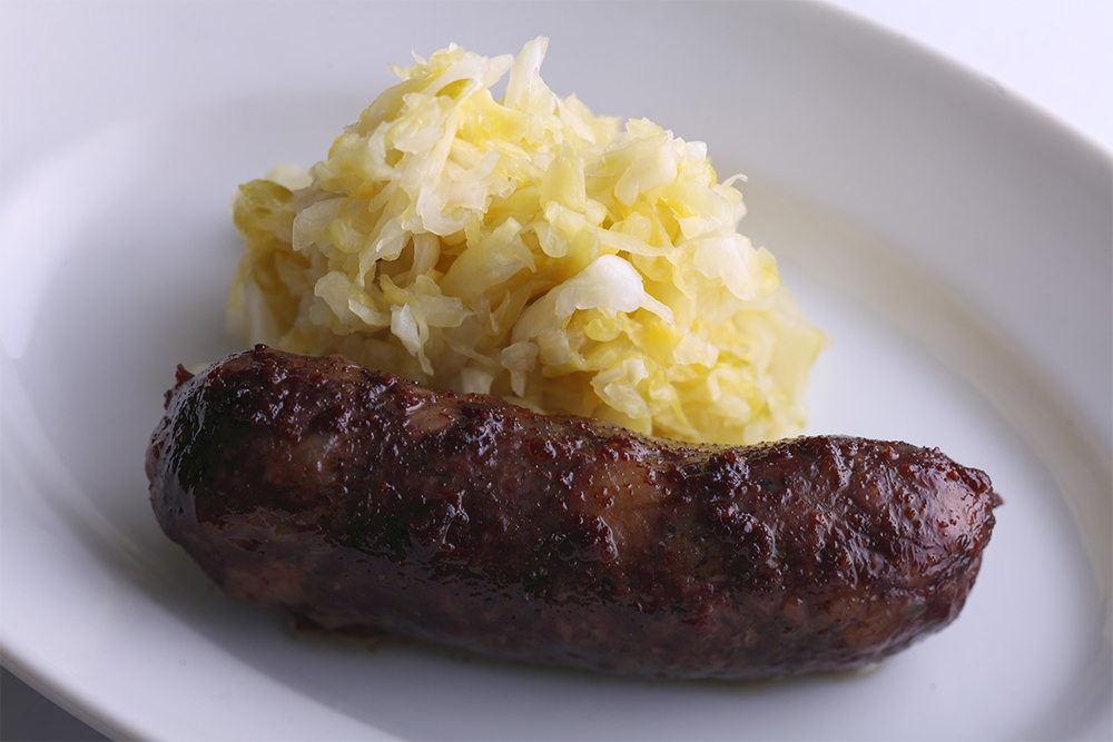 料理の展開例:自家製サルシッチャのソテー クラウティ添え・・・サルシッチャなど、肉加工品の付け合わせによく添えられる。脂と塩気を、酸味がさっぱりと切ってくれる。
