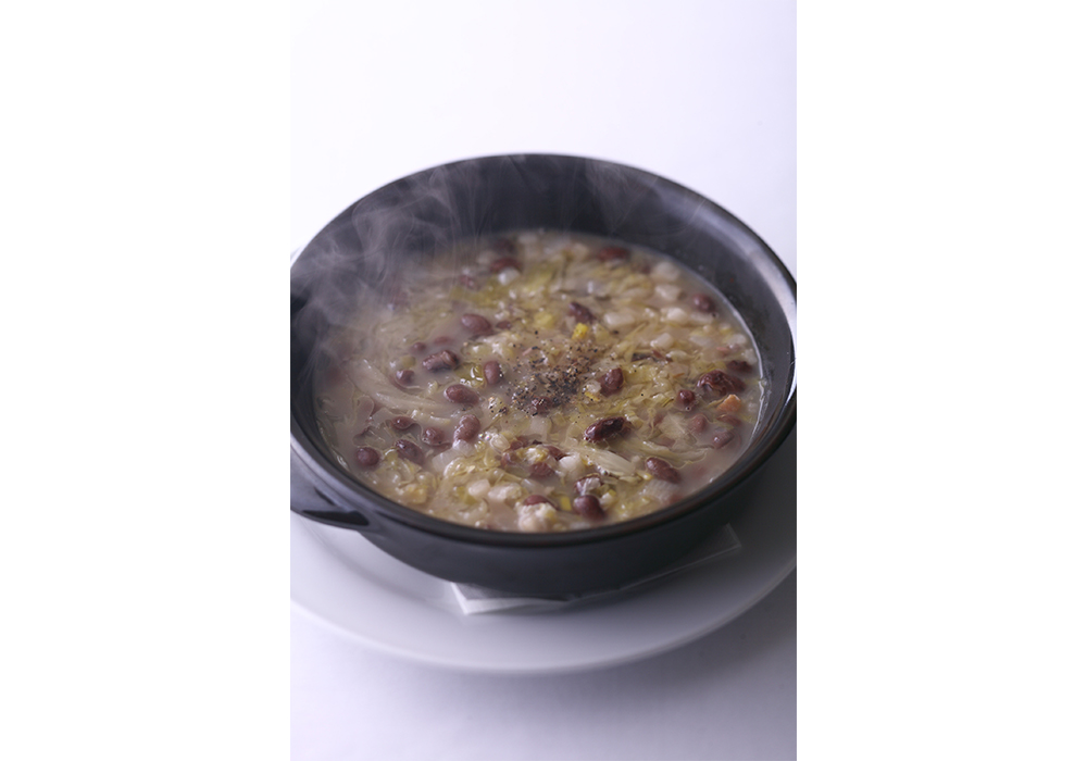 クラウティと豆のスープ・・・豆の旨味と甘味、クラウティの旨味と酸味とが相乗効果となり、とろりと滋味深い味わいに。豆はその時ある種類でOK(今回はビルマ豆)。