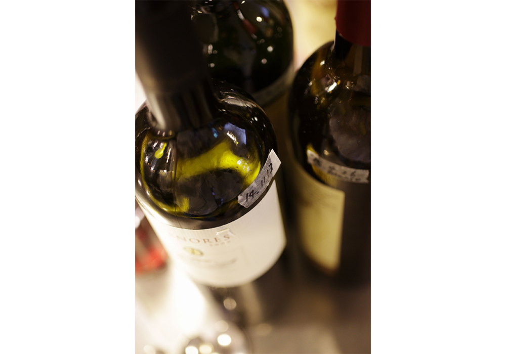<上級者編> 自家製酢が安定してきたら、飲みさしのボトルにそのまま加えて待つ方法も。古澤さんはこの方法で個性豊かなワインビネガーをいくつも作っている。