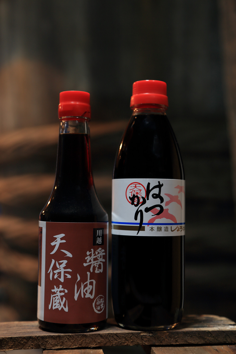 2年熟成の再仕込み醤油「はつかり醤油」¥594/500ml(税込)と、1年熟成の濃口醤油「天保蔵醤油」¥486 /300ml(税込)は共に国産の小麦と丸大豆を使用。無添加のドレッシングや漬物も人気。