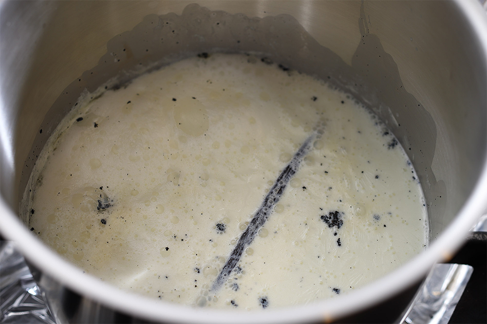 【3】沸いた牛乳に加えて、一気呵成に混ぜる