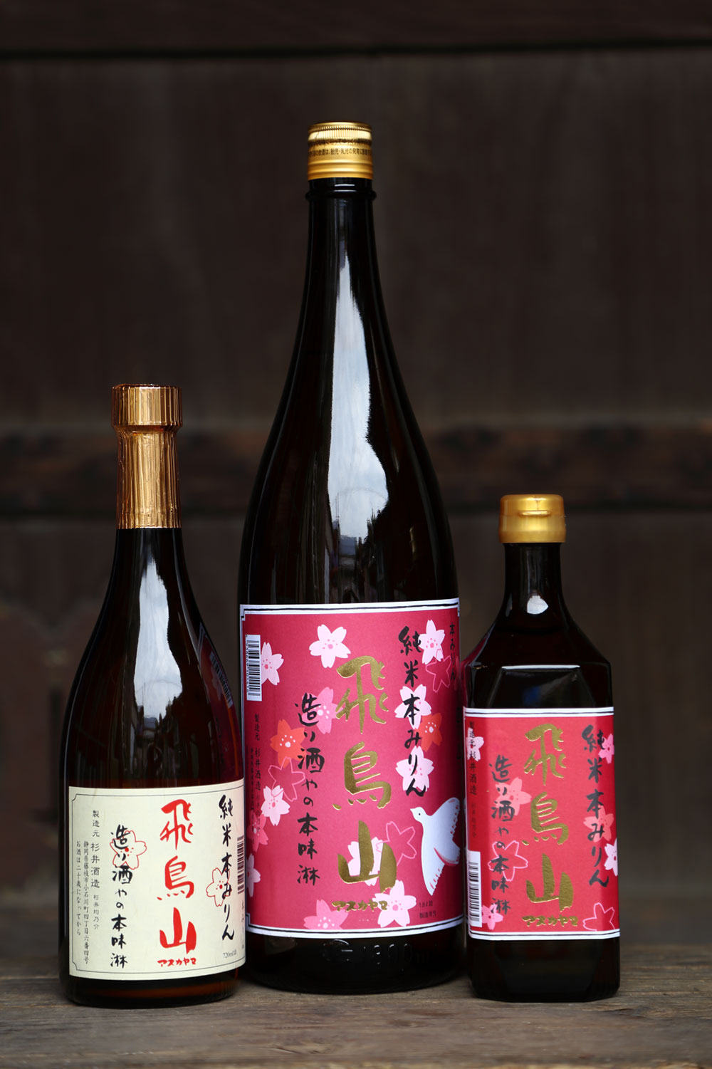 リキュールとして飲んだり、デザートにかけても楽しめる。無濾過、非加熱。左から、「飛鳥山」¥1,430/720ml、¥2,860 /1,800ml、¥1,100 /500ml(すべて税込)。有機原料で仕込んだPB商品も手がける。