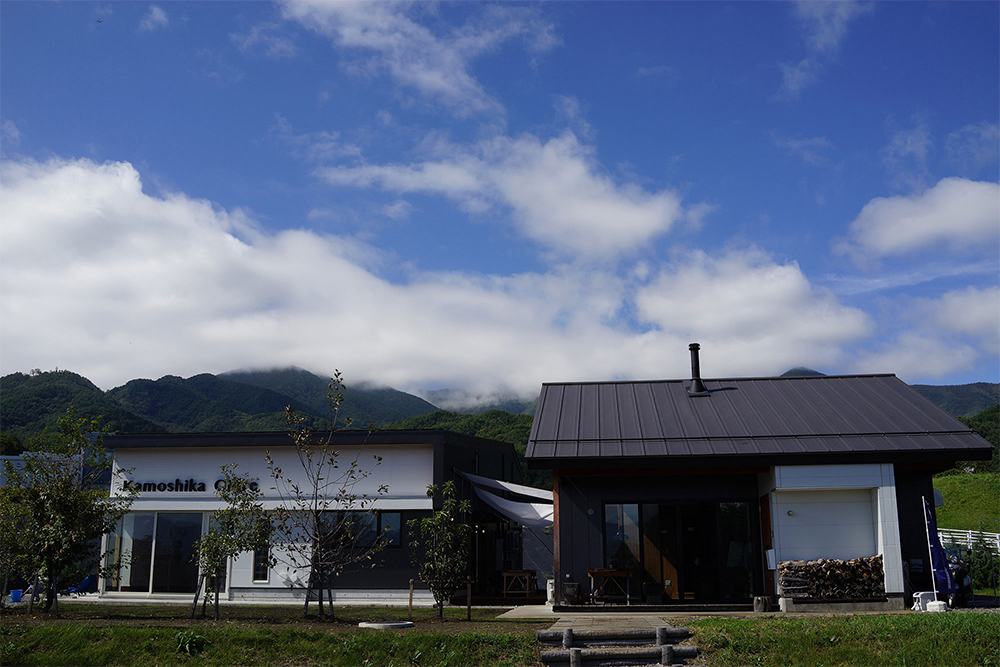 長野県伊那市の中央アルプス山麓に土地を購入。直売所も兼ねた醸造所を建設し、2016年3月に「カモシカシードル醸造所」が完成した。多くの機材をアメリカやイタリアから輸入。
