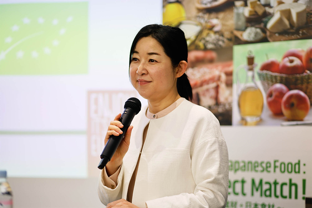 日本オリーブオイルテイスター協会会長で、オフィシャルオリーブオイルテイスターの長友姫世さんが、オリーブオイルのテイスティングをレクチャー。「オリーブオイルは28℃±2℃が最も個性を判別しやすい。手の平でカップを温めてから、まず香りをかぎ、少量口に含んでズズっと空気を含ませながら吸ってみてください」