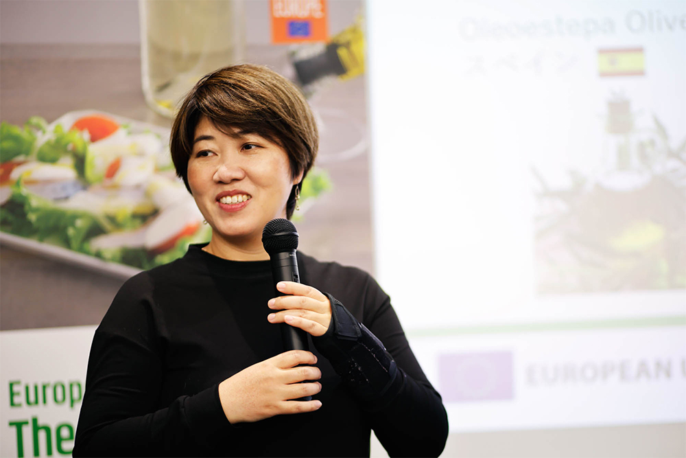 駐日欧州連合代表部 通商部 上席通商担当官の小林恵さん。EU産食材の特徴として、品質(=持続可能性を重視した生産基準の順守)、本物(=地域性や伝統を保証する認証制度)、安全性(=トレーサビリティや衛生管理の徹底、環境や健康への配慮など)の3点を挙げる。さらに“Farm to Fork”戦略で、サステナブルな食料生産への転換を加速させていると話す。