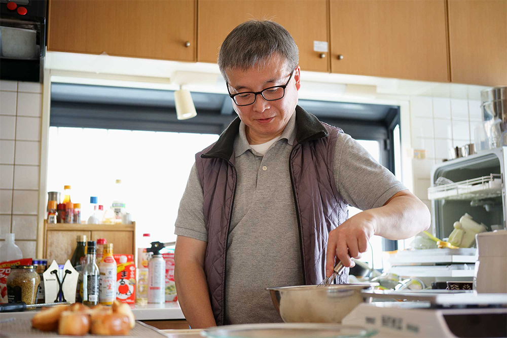 岡田吉之さん。作業性の工夫にもまして味の工夫がもりだくさん。