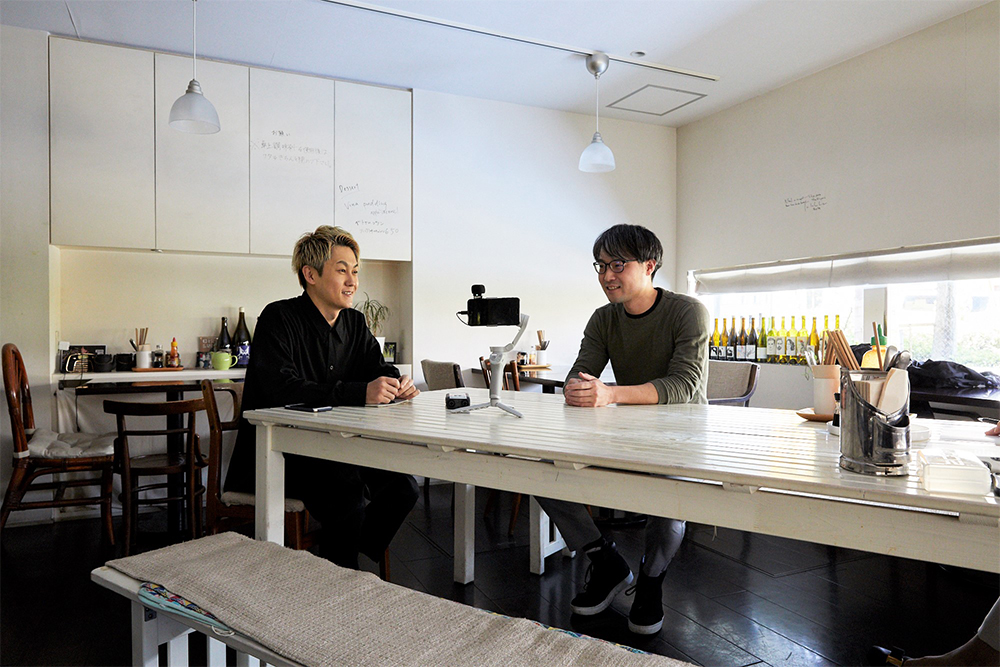 「スガハラフォー」菅原勉さん(右)、「エスタシオン」野堀貴則シェフ(左)。