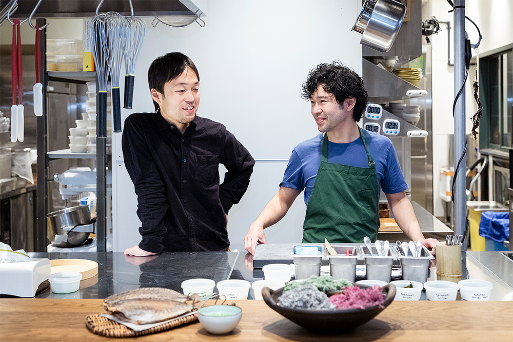 左が友廣さん、右が石坂さん。「昆布ダシはいまや世界中のレストランで使われている。第2の昆布となるような海藻の使い方を開発したい」と石坂さんは意欲を燃やす。