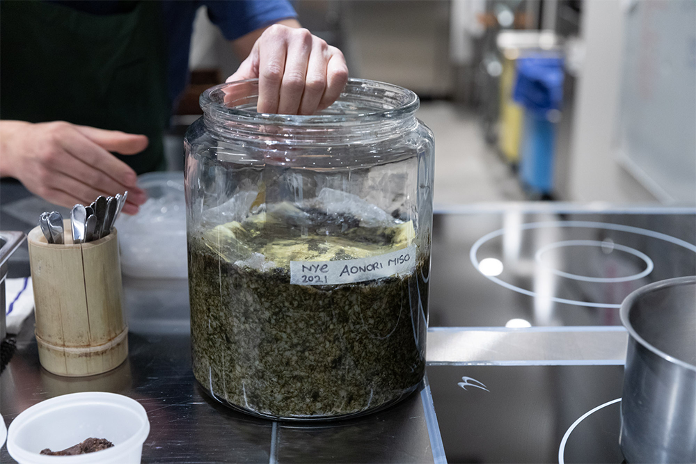 3タイプのアオノリ(生、乾燥、塩蔵)を麦麹と塩で発酵させたアオノリ味噌。仕込んでから2カ月半が経過した状態。
