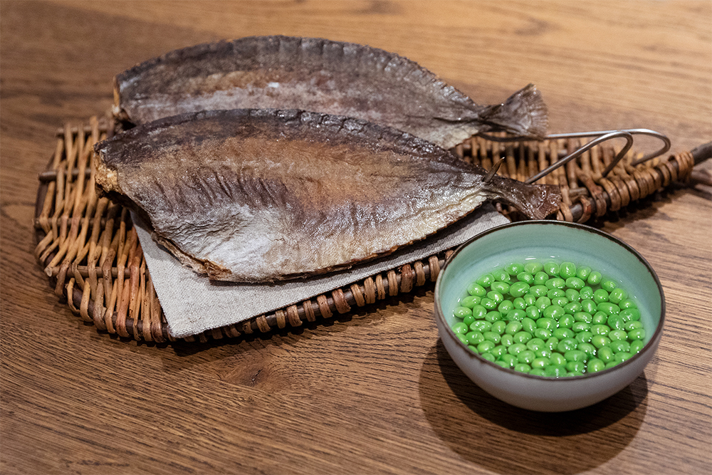 燻した干しアイゴを、アイゴのフォン(生のアイゴの骨やアラと野菜から作る)で煮出してスープにする。スナップエンドウの実を浮かせて。