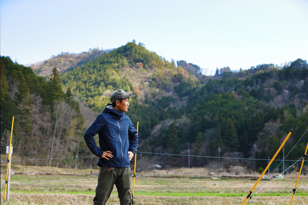 「やがて」は、丹波篠山名産の黒枝豆を有機で栽培、耕作放棄地で鯉を飼育、獣害対策やコンパニオンプランツ(共存作物)として活躍するハーブの栽培、バラの有機栽培、養蜂などに取り組んでいる。