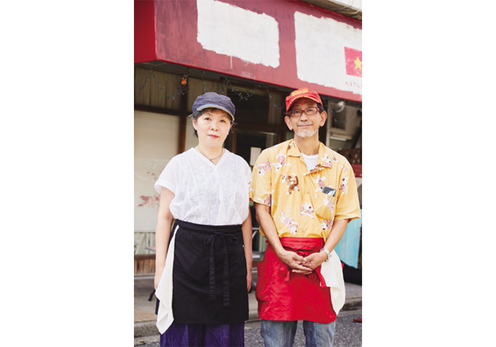店主・中塚雅之さんと森泉麻美子さん。森泉さんは、ライター・料理人・ベトナム料理研究家。大学時代にベトナム料理に興味を持つ。出版社を経てフリーのライター兼編集者に。料理人の夫、中塚さんが六本木「べトナミーズシクロ」料理長になり、ベトナムに通うように。2007年「オーセンティック」を開店。共著に『絶対食べたいベトナムごはん』(産業編集センター刊)がある。現在、浅草店と松戸店で不定期営業中。詳細は問い合わせを。