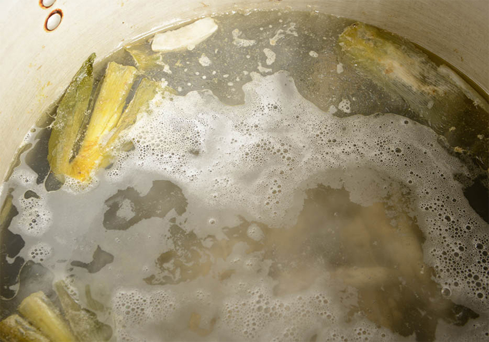 *鶏を水、ショウガ、ネギ、酒で5分沸かし、短時間で茹で鶏スープを作ることができる。