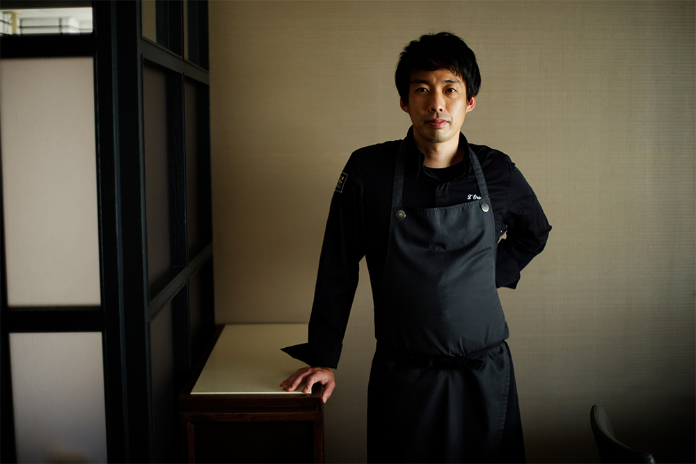加瀬史也(かせ・ふみや) 学生時代のフランス料理体験がきっかけで、大学を中退して料理の道へ。2009年に恵比寿「レストラン ヒロミチ」に勤務の後、25歳で渡仏。アキテーヌ地方「レ・プレ・ドゥジェニー」、ランス「レ・クレイエール」で腕を磨く。2年後に帰国し、品川「カンテサンス」を経て2016年2月に独立、「オルグイユ」のオーナーシェフに。開業わずか10カ月後にミシュランの一ツ星を獲得し、話題をさらった。「コント・ド・シャンパーニュ」は「個人的に買い占めているほど好き」。