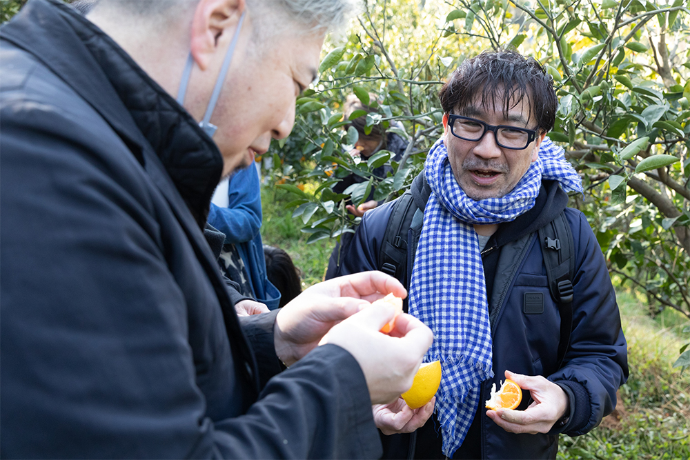 「この酸味ならジュレに」「この果皮はコンフィに」と、パティシエ同士の話が尽きない齋籐シェフ(左)と金子シェフ。