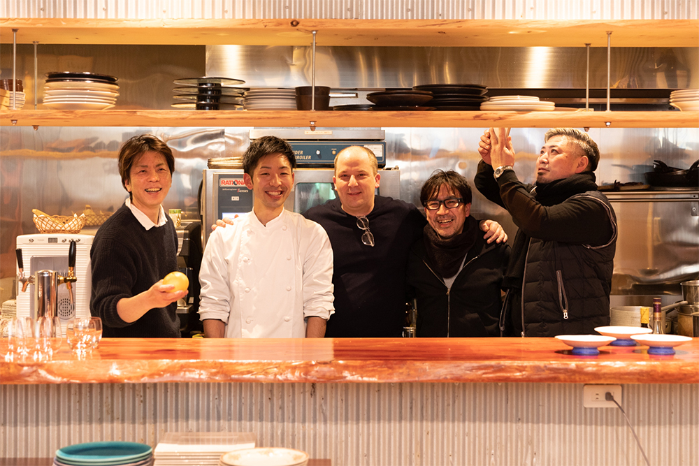 夜は田辺市のレストラン「Restaurant Caravansarai」で、更井亮介シェフによるジビエや旬の野菜、海藻など地元食材を使った料理を堪能。若手料理人に、こうした機会を作ることも小林シェフの目論見の一つ。写真(下)は「和歌山県産鹿肉」の一皿。