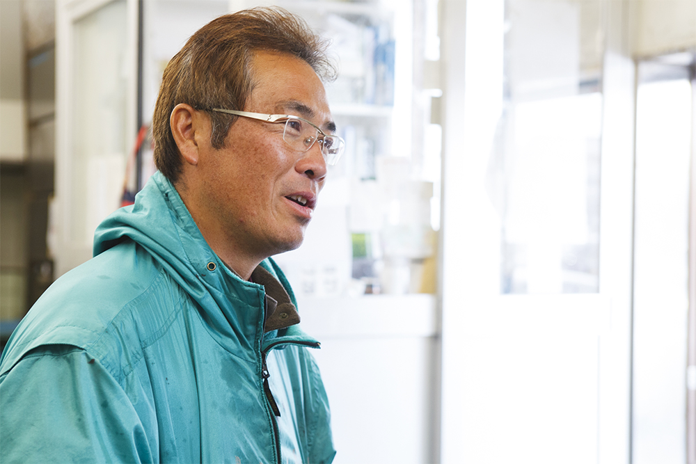 (写真右)獲れた魚を直接納品してくれる専属の漁師、山内正晴さん。この日はメイゴ、ムツなど。