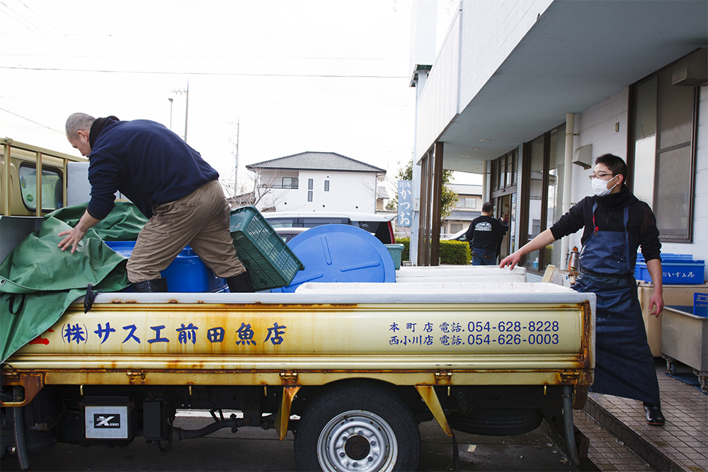 「御前崎でキンメダイが揚がった」との連絡で往復2時間前田さんが車を走らせ、帰店。