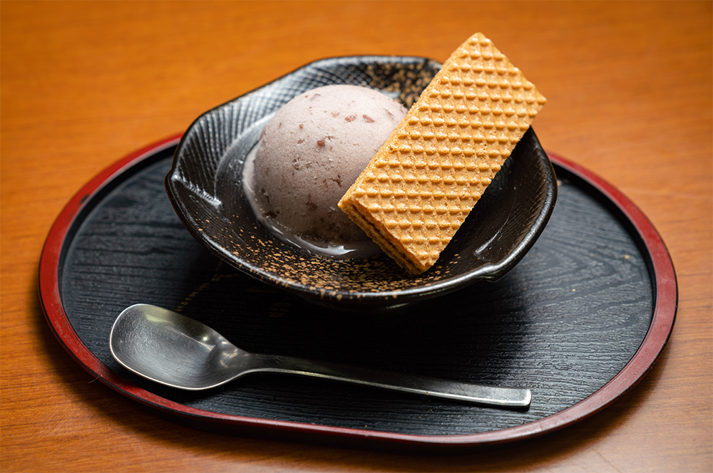 アヅキアイス(280円)。このほかに、ミルク味、コーヒー味がある。