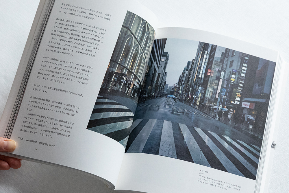 2020年4月上旬。執筆に没頭していた店の外に広がる銀座とは思えない光景を撮影。「物哀しい中にも面白さを感じた。完璧なまでの光だった」